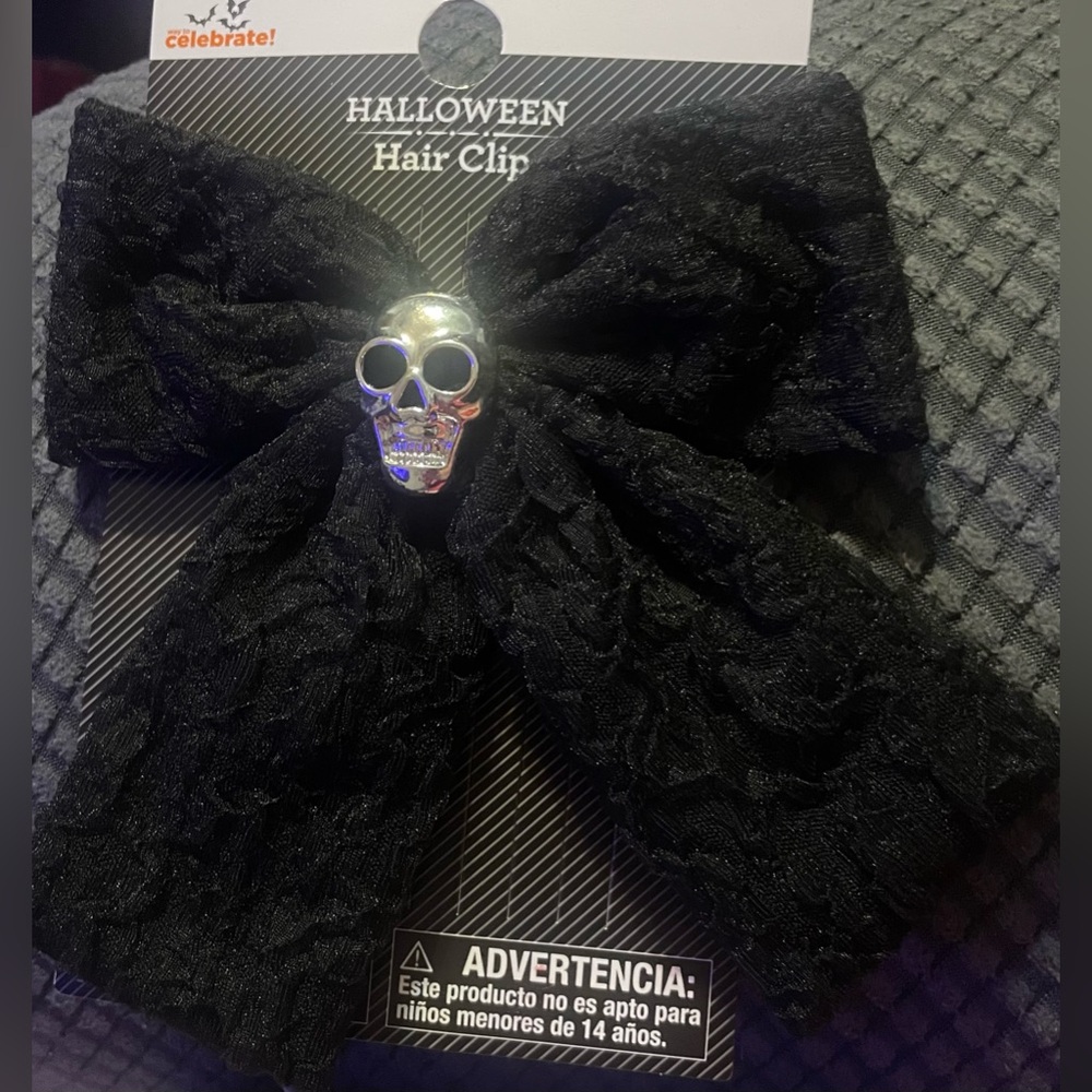 🔴 3/$12‎ Black Halloween Hair Clip with Skull! NEW!